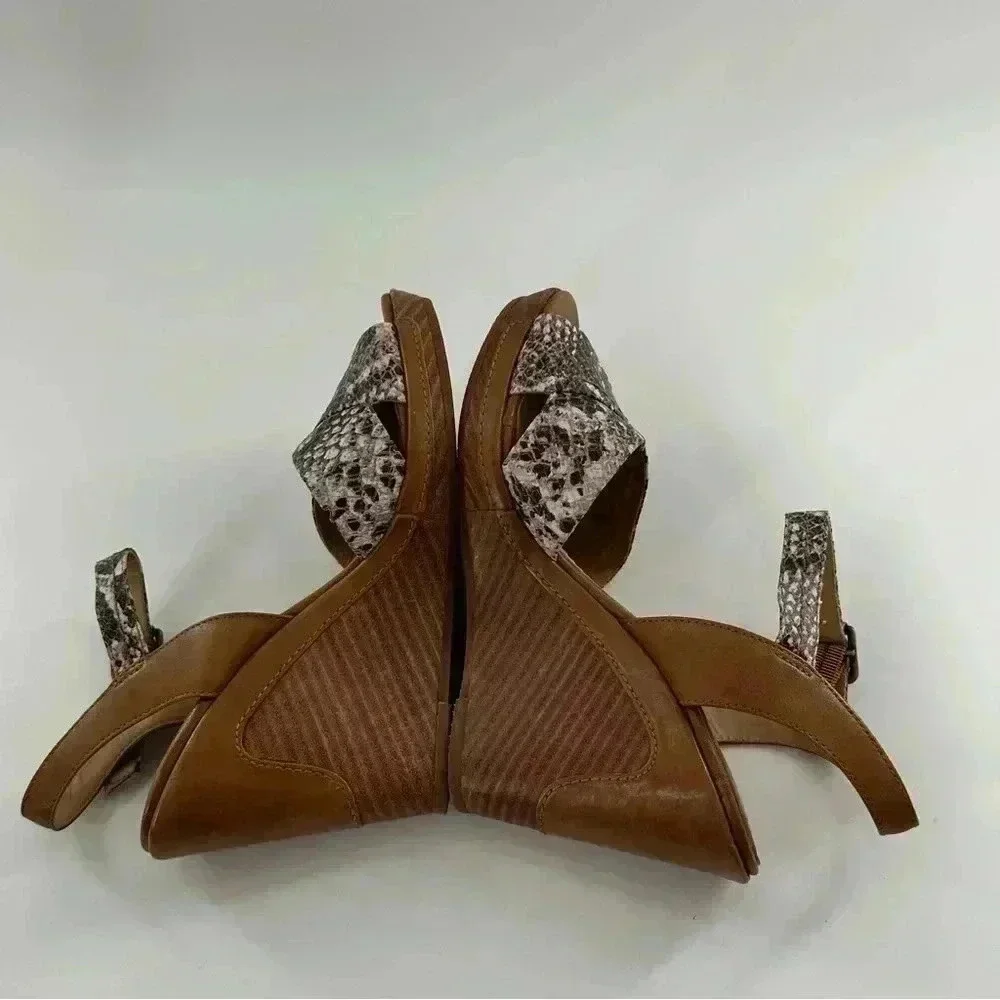 Johnston and Murphy Maren sandals size 7.5 tan leather snake print platform